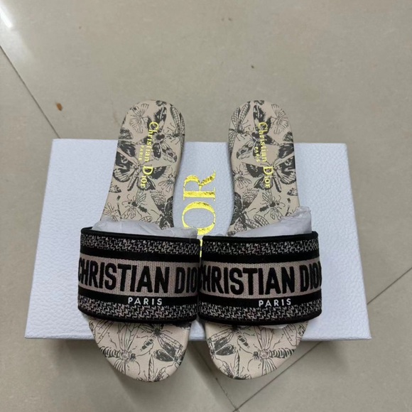 Dior slides - Picture 1 of 4